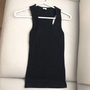 Essential scropped tank top.